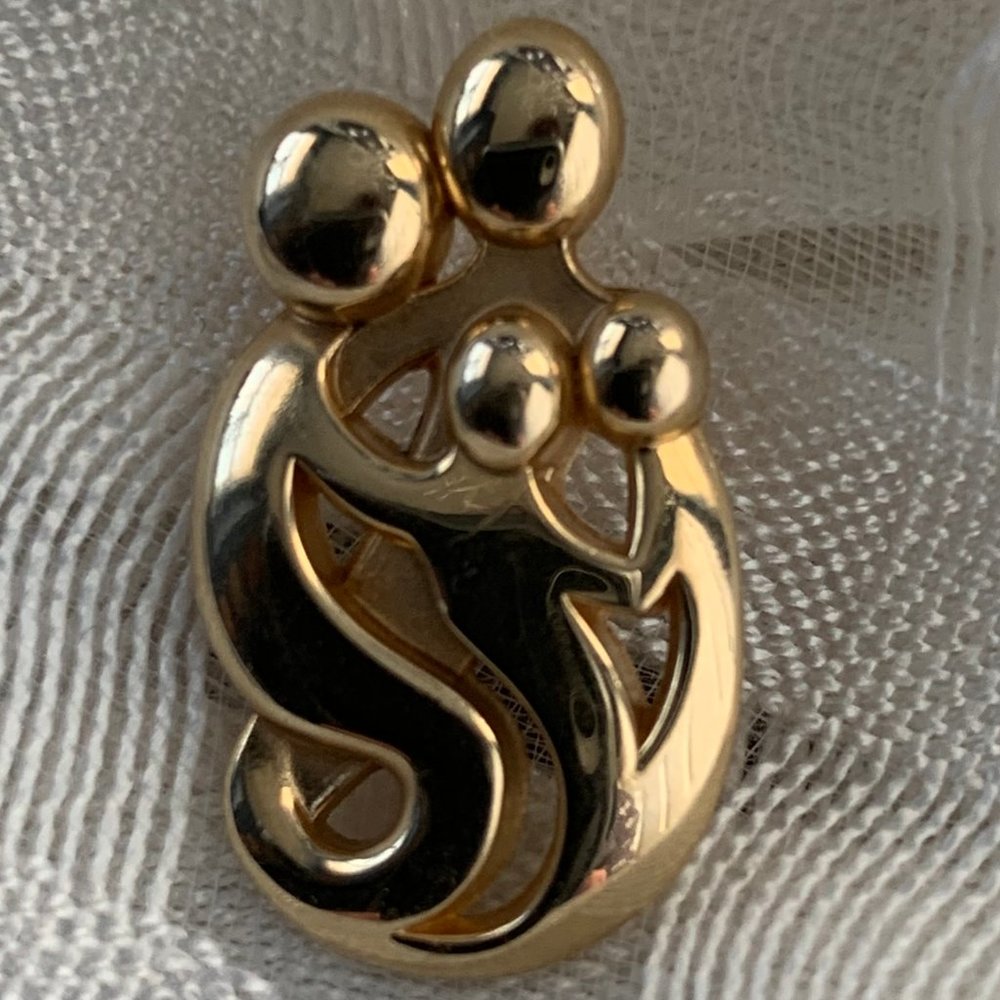 14K YG FAMILY MOM DAD + 2 CHILDREN PENDANT 1"x.75"